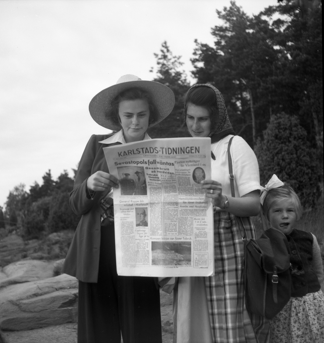 Reklambild tagen för Karlstads-Tidningen den 20 juni 1942 där bland annat fotografens dotter Elisabeth poserar i stråhatt.