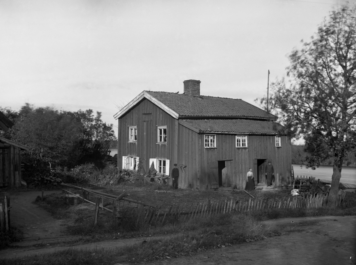 Västra Hyttan vid pråmkanalens inlopp i älven Bilden tagen ca år 1895. Huset klarade sig från 1865-års brand men inte en brand ett hundratal år senare då det revs efter omfattande skador.
