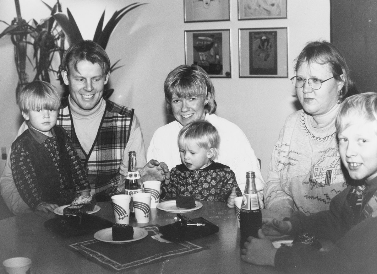 Familien Øygard (til venstre) på juletrefest i Hakadal  Sannsynligvis på Hagen skole. Til høyre sitter Torill Andreassen