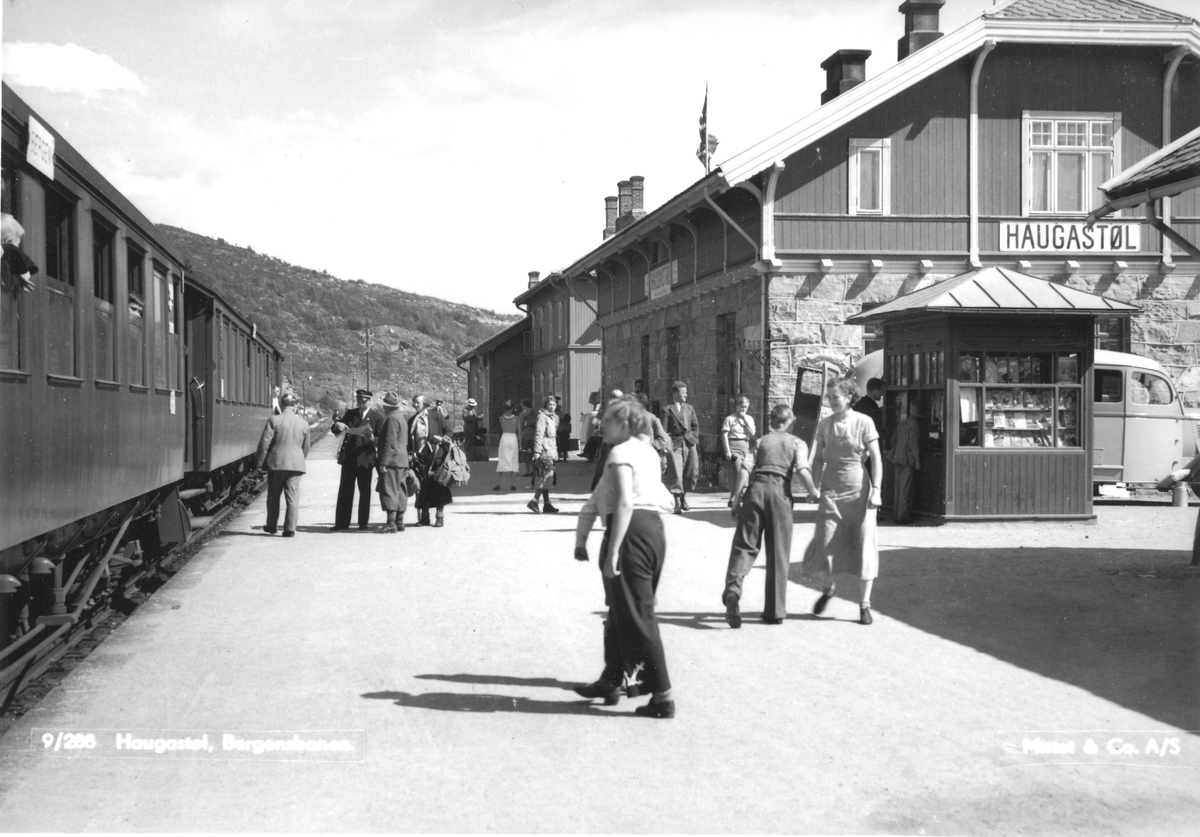 Tog til Bergen på Haugastøl jernbanestasjon .