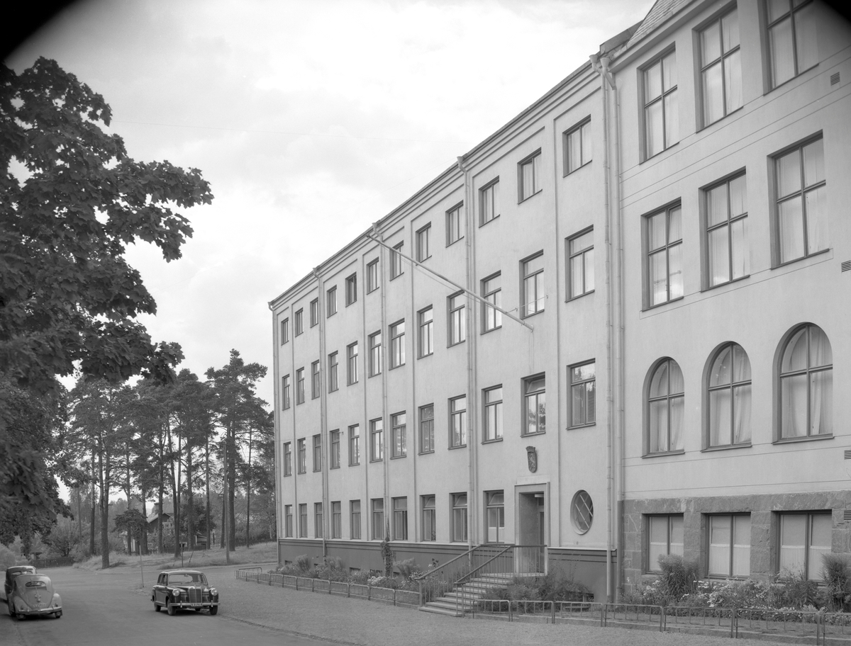 Yrkesskolan respektive folkskolan i Arvika 52-05-23. Den bortre husdelen byggdes 1904 åt Arvika Träfabrik, togs över av Tobaksmonopolet som lager för råtobak till 1923, då Arvika stad byggde om huset för skoländamål. Den östra delen av nuvarande Centralskolan invigdes 1914.