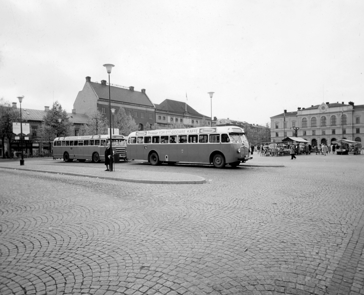 Bussar på torget före högertrafikomläggningen 1967.