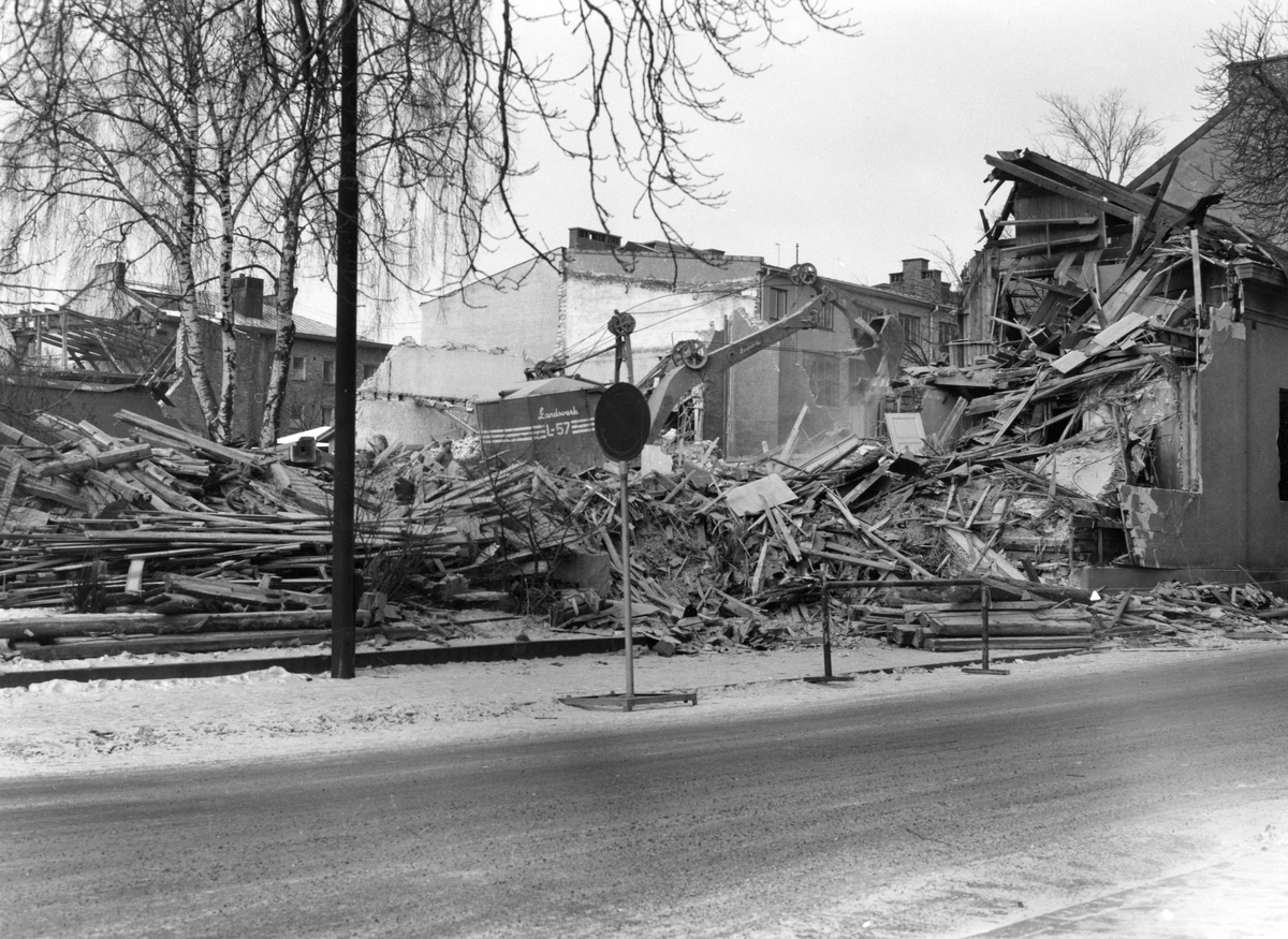 Bild tagen i januari 1964  från rivningen av halva kvarteret Freja inför bygget av bl a dåvarande polishuset. Skriv freja i fritextsökfältet för jämförande bilder.