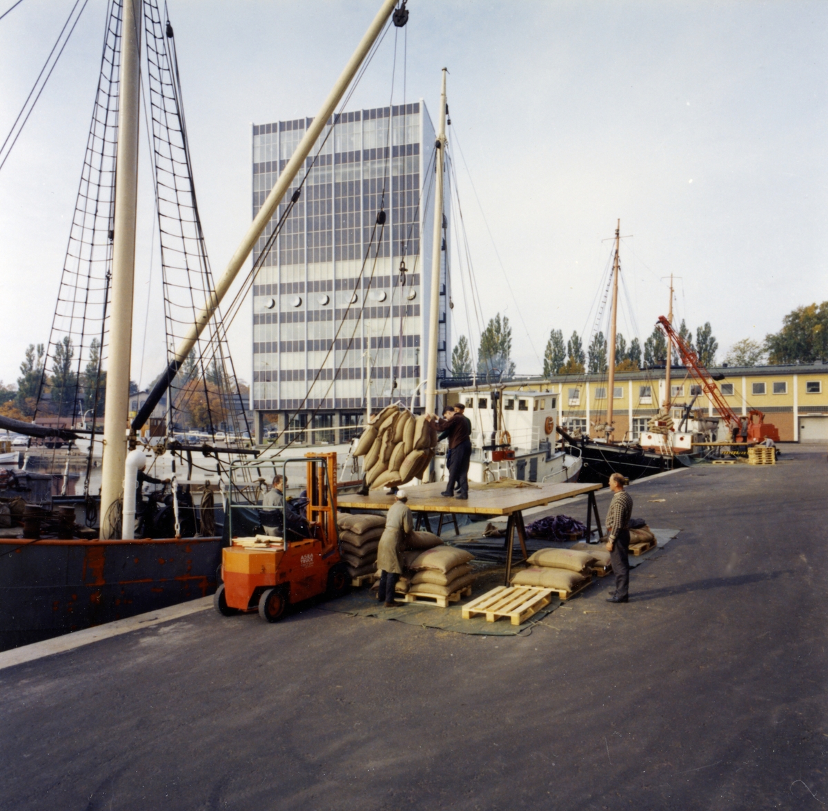 Bild från Löfbergs kafferosteri tagen 1964 eller 1965.