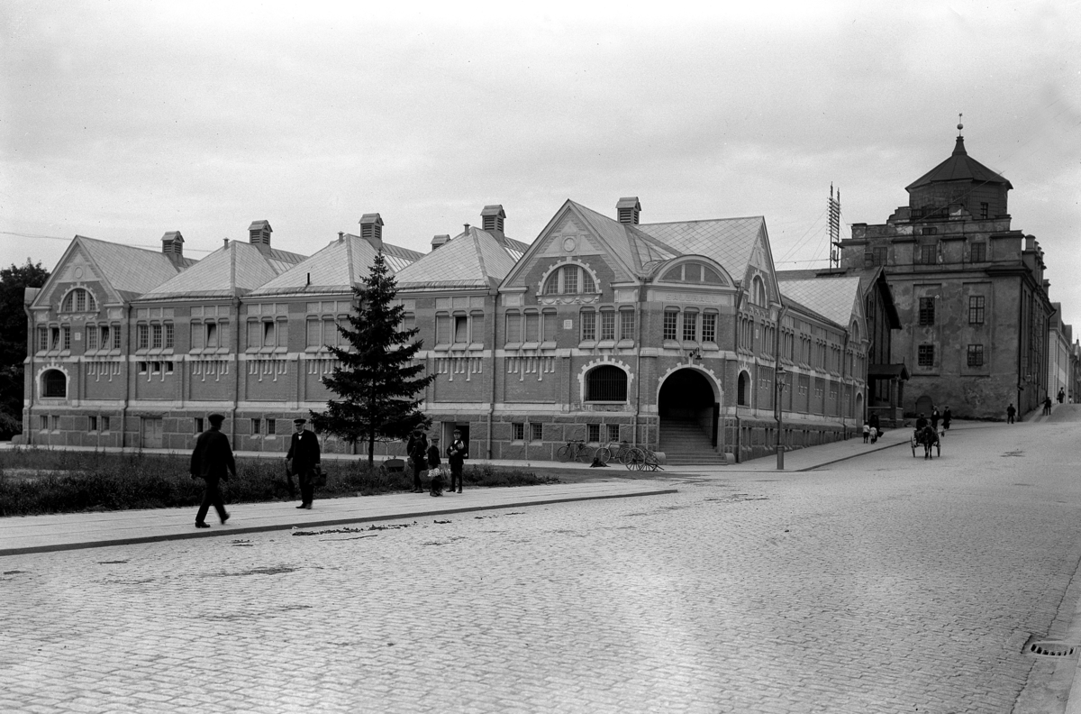 Saluhallen och Kungsgatan några år in på 1910-talet. Huset ritades av stadsarkitekt Carl Crispin och invigdes den 30 oktober 1909.
