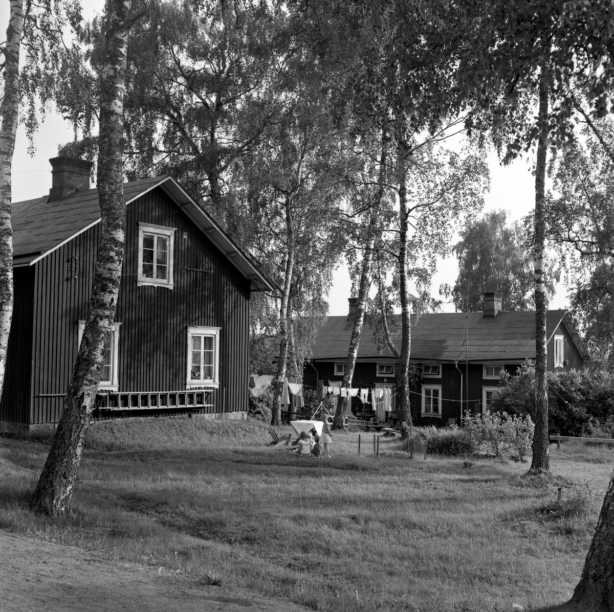 Någonstans i Värmland - från slutet av 1950-talet. Kommentar från en användare: "Pensionärsbostäder i Molkom. Kommunhuset till vänster".
