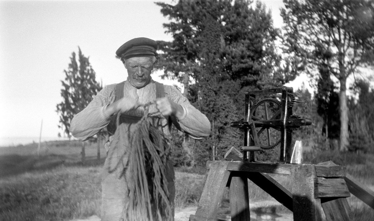 Bild från Hammarö repslageri tagen runt 1930 med "Albin i Änga".