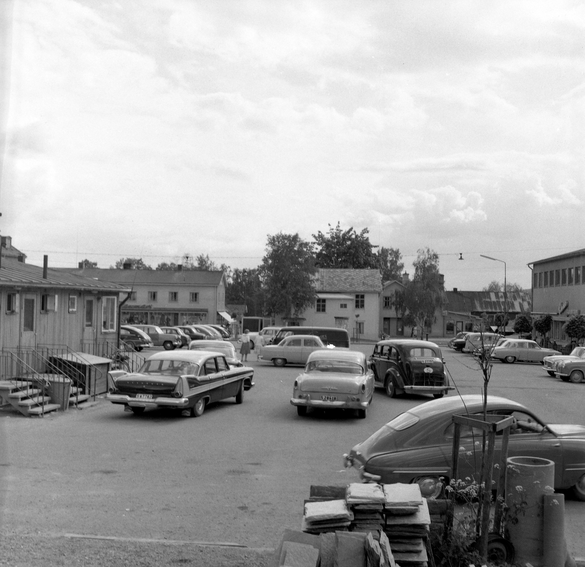 Någonstans i Värmland - från slutet av 1950-talet. Kommentar från användare: "Torget i Årjäng" , med Claras konditori till höger.