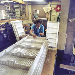 Group no. 64-65-25-00 Picture no. 263572..Kvinne monterer kj