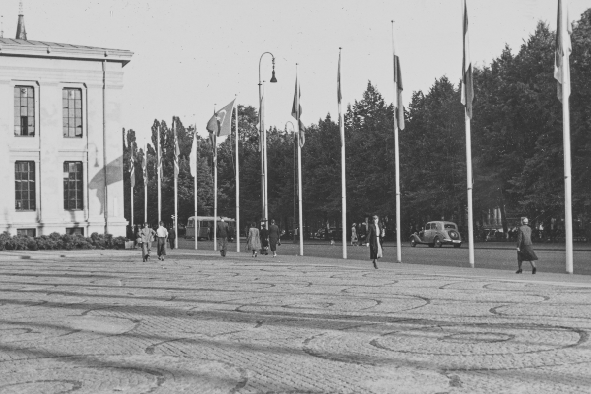Universitetet i Oslo august 1939. Flaggborg langs Karl Johans gate forbindelse med Den Interparlamentariske unions 35. konferanse