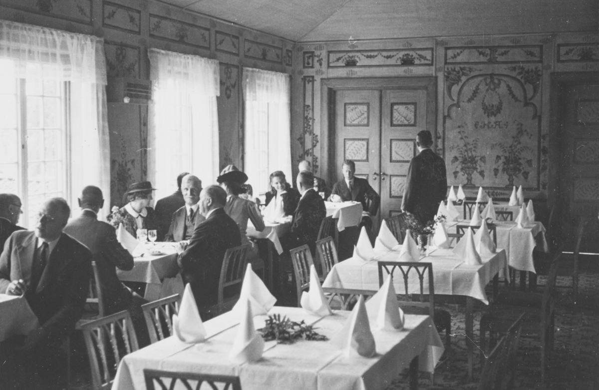 Lunsj på Folkemuseets restaurant for deltagere på internasjonal godstogkonferanse i Oslo i august 1939.