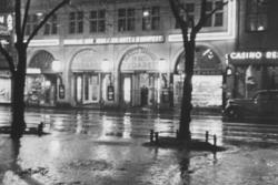 Casino i Stortingsgaten ved natt.  Boulevardteatret (t.h.) b