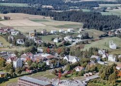 Skråfoto av Rakkestadbyen med Rakkestad Sparebank midt i bil