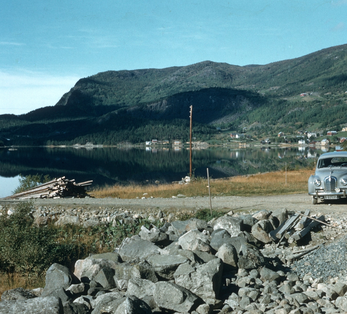Holet frå Seimsbrua. Med bilen til Torbjørn Pedersen A-60535
Austin A40 Somerset1953 modell.
Bildet er tatt av Thorbjørn Pedersen.