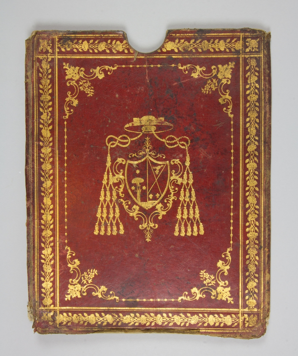 Bokband, fodral, av rött skinn med präglad dekor, bland annat av kardinalshatt och vapensköld.