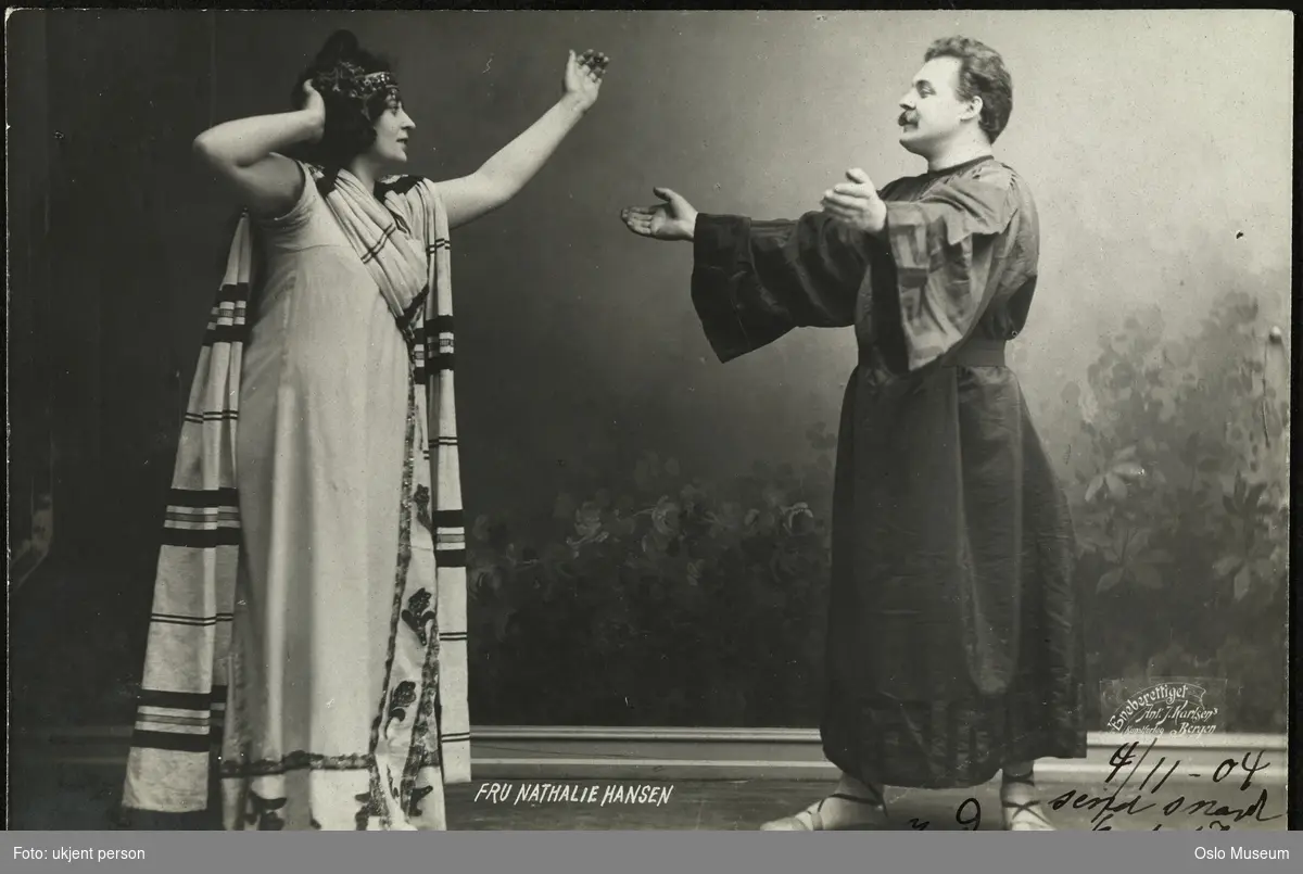 scenebilde, dobbeltportrett, kvinne, mann, operasangere, rollebilde, "Kynthia" på Den Nationale Scene, stående helfigur, kostymer