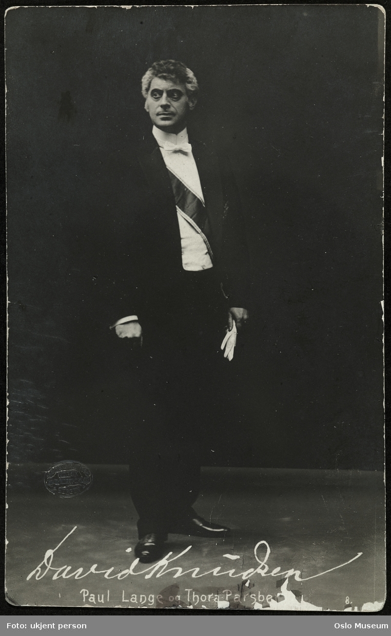 portrett, mann, skuespiller, rollebilde, Paul Lange i "Paul Lange og Tora Parsberg" på Den Nationale Scene, stående helfigur, kostyme