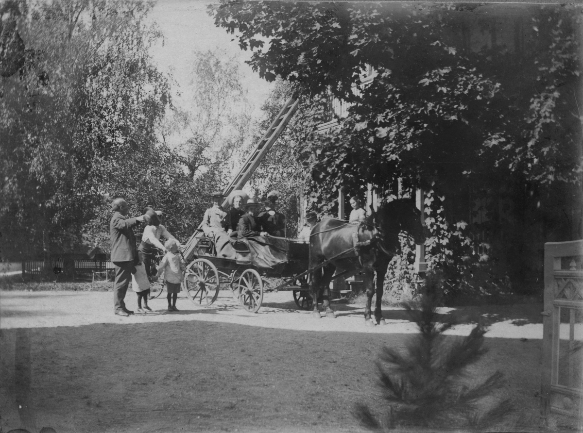 Vid prästgården i Hamrånge. Foto 1904.