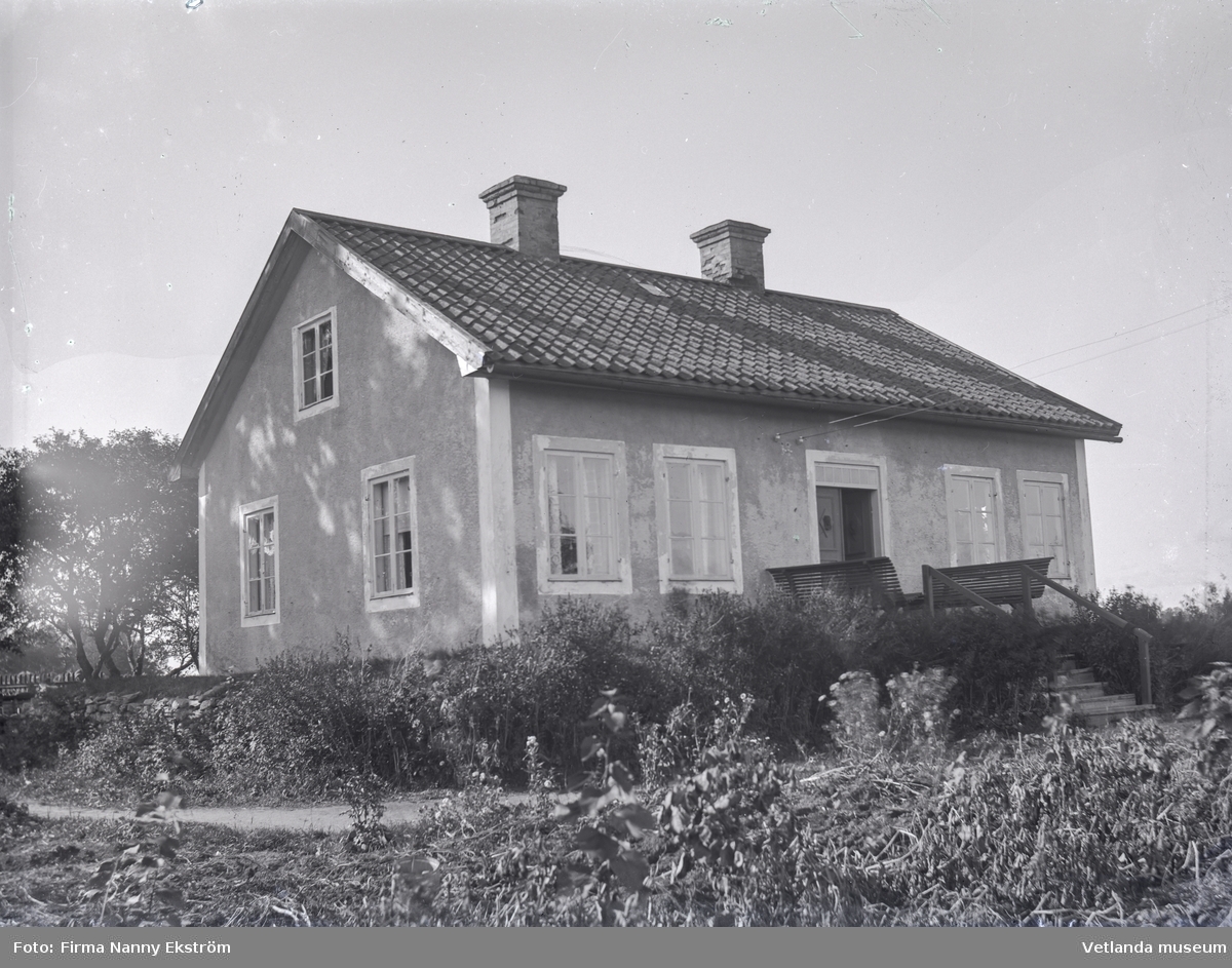 Jannehill i Bäckseda. Huset byggdes 1831 på en avstyckad tomt från Bäckseda Storegård Östra. Det var löjtnanten och greven Otto Mörner f. 1801 med hustru Juliana Catrina f. Lilja 1798 som lät uppföra huset. Huset finns kvar på samma plats ( 2016) och ligger på Lyckåsvägen 9.