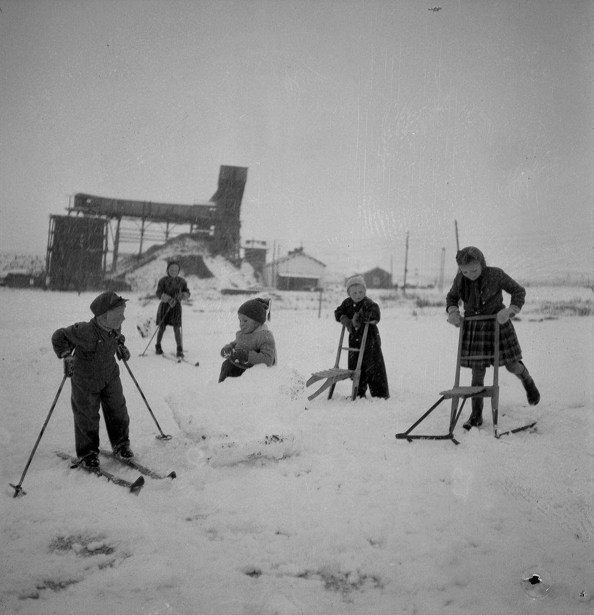 Barn på ski og spark ved Geitryggen gruve i Folldal
