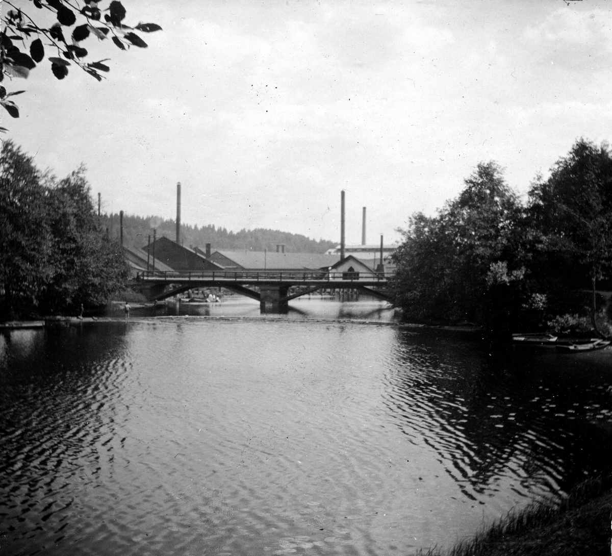 En bro över en å. Fotograf Alfred Bergendahl. Givare H Bergendahl.