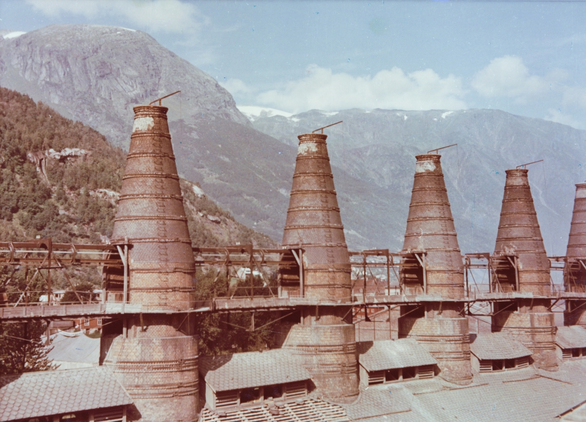 Fabrikk, fabrikkrøyk, Fanehjelmomnar, kalkomnar, Odda smelteverk,