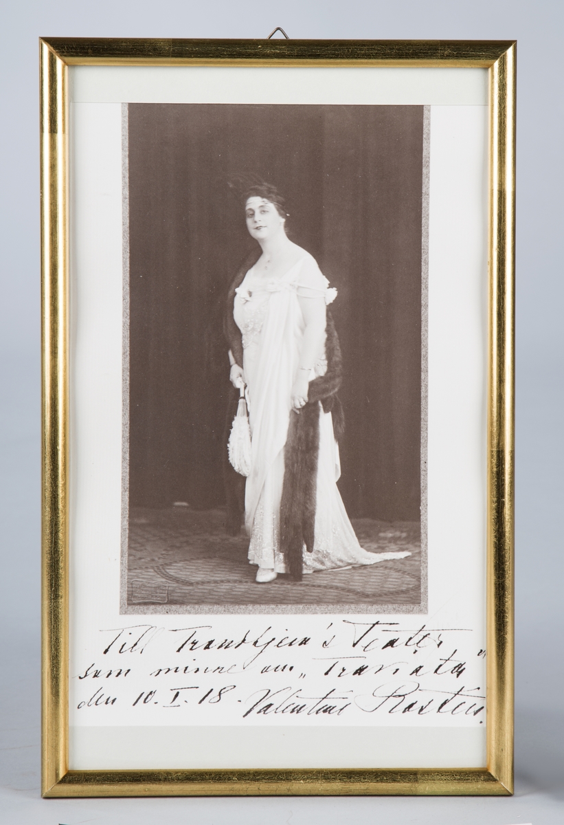 Stående helportrett av Valentine Rostin oppkledd i hvit kjole med vifte, sort sjal.