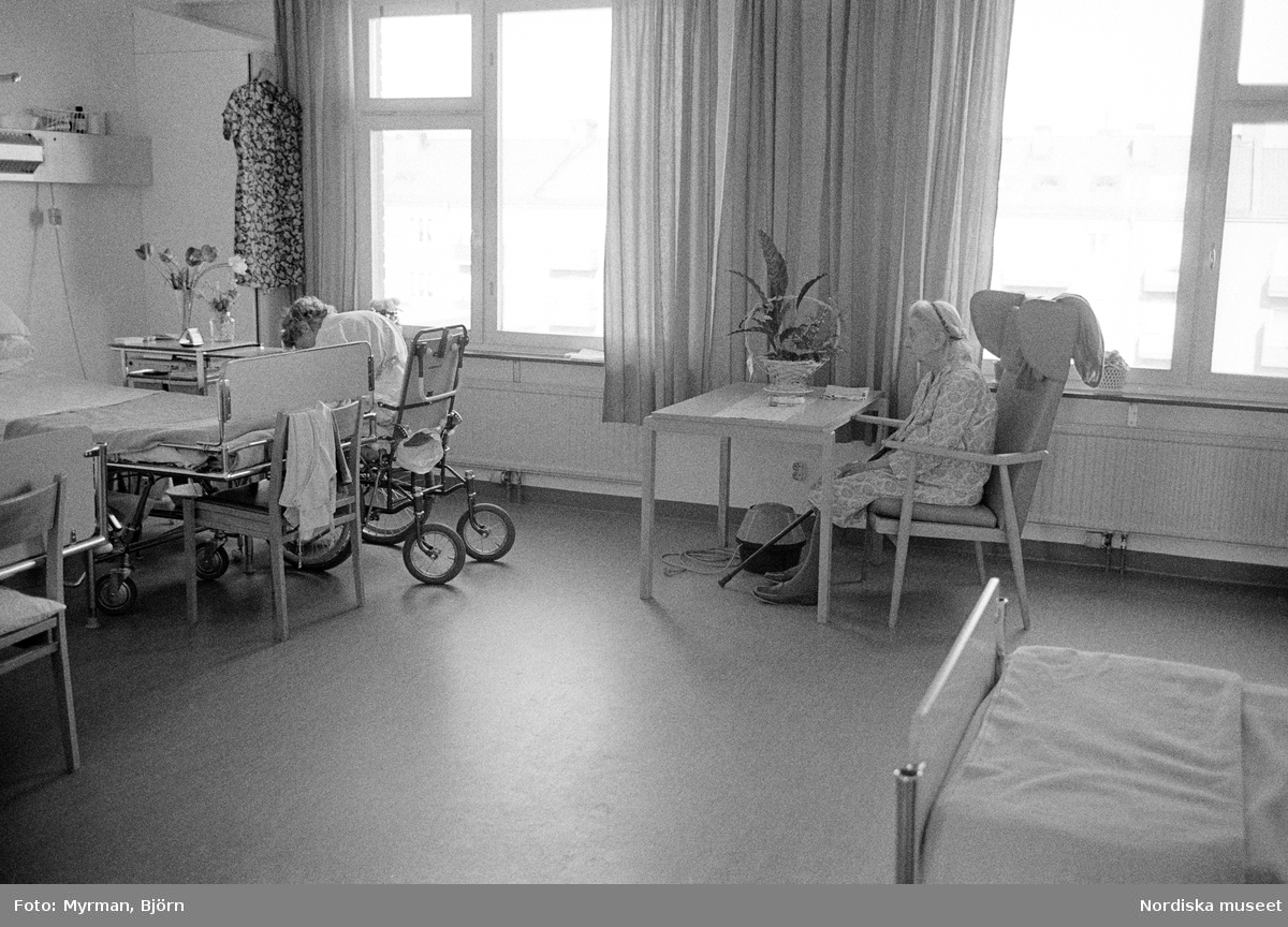 Interiör från ett pensionärshem i Örebro, långtidsvården. En äldre kvinna sitter i en stol vid fönstret.
