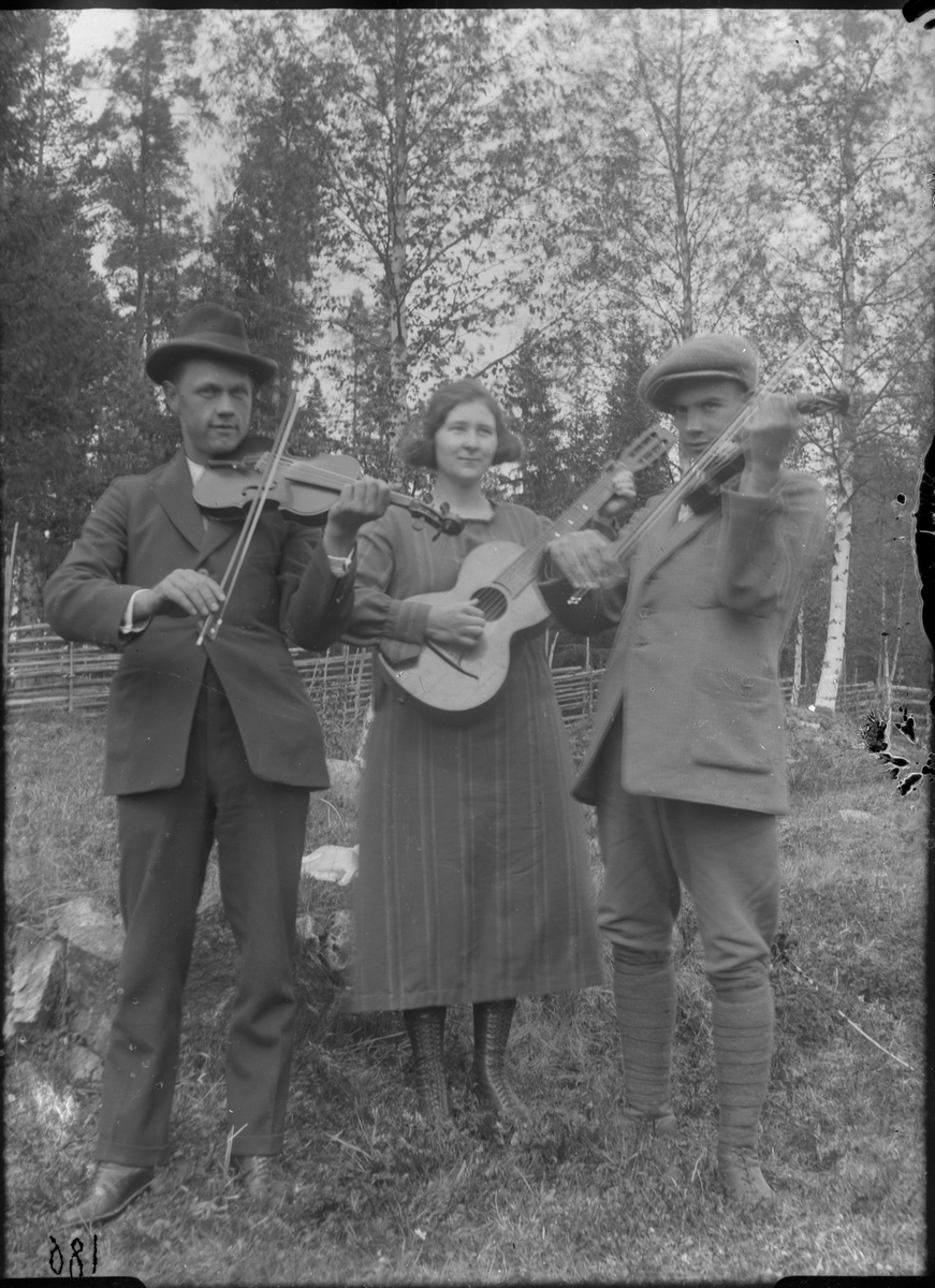 Musicerande trio. I mitten Ester Matilda Granath (gift Röjd), Annefors.
