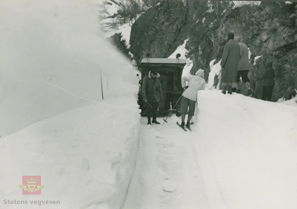 Demonstrasjon av Rolba produkter. Unimog lastebil  med snøfreser. Klikk på pilen til høyre for å se flere bilder.