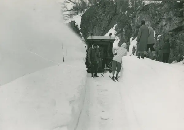 Demonstrasjon av Unimog lastebil og snøfreser mellom 1936-19