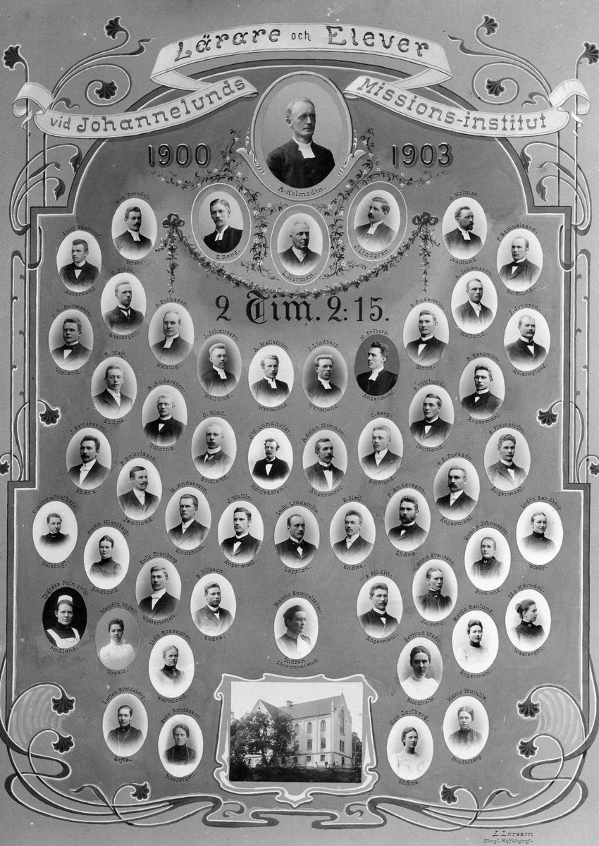 Lärare och elever vid Johannelunds Missionsinstitut, 1900 - 1903. Kabinettkort. Lärarinna i Hindi, Hanna Samuelsson, Indien.





