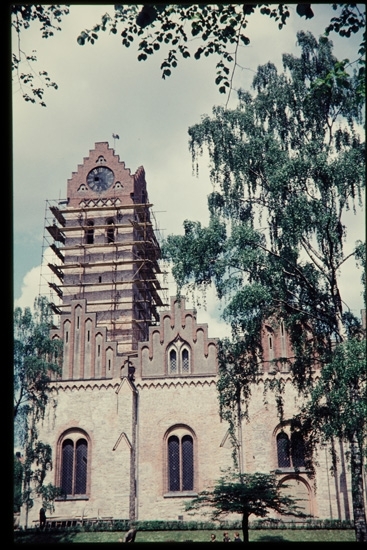 Växjö domkyrka, restaurering 1956. Södra fasaden. En byggnadsställning är rest  runt tornet.