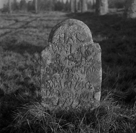 Foto av en gravsten med 
text:" Här wilar G.R.eller (P?). D.
På? Wolstad?
 FÖD AO 1740, DÖD DEN 15 IV
1799."
Ormesberga kyrkogård.
