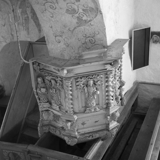 Drevs gamla kyrka, interiör. Predikstolen före och under nedtagning för konservering. 1957.