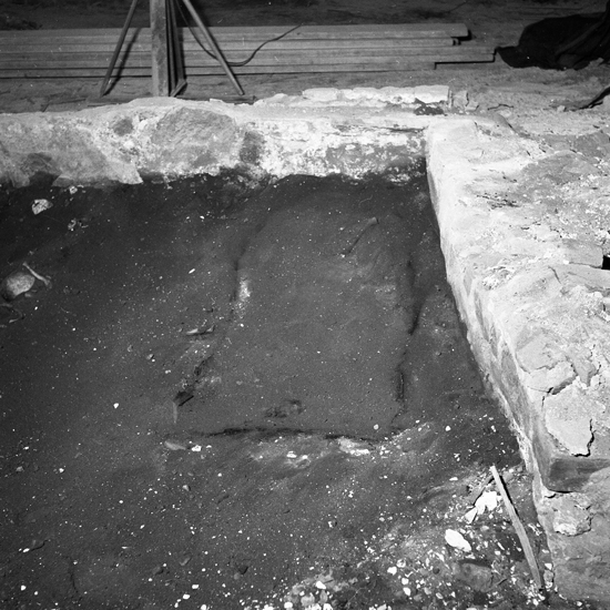 Växjö domkyrka, restaurering 1957. L3: centralgraven, översta skiktet från V, med kistrester runt skelett I.