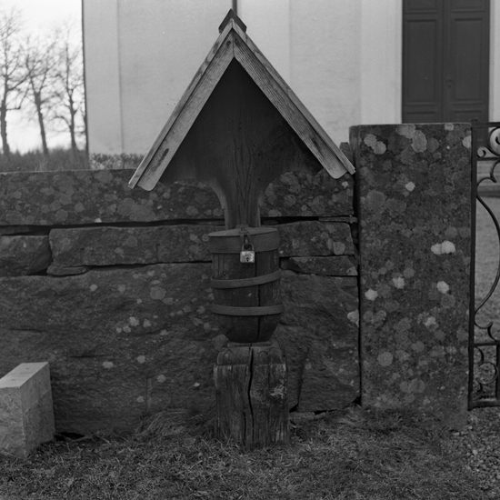 Sjösås nya kyrka. Fattigbössa. 1964.