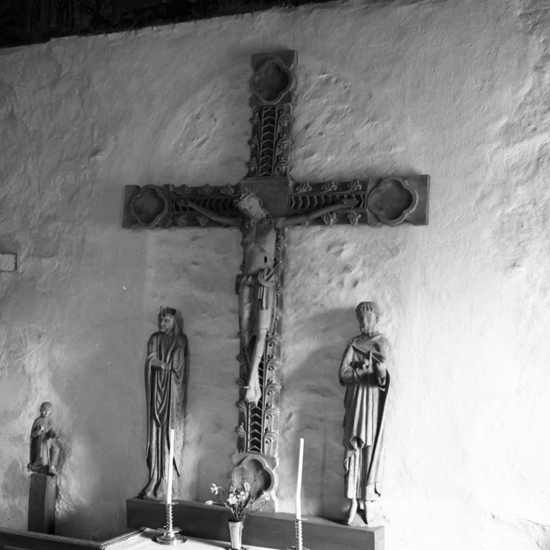 Sjösås gamla kyrka. Kalvariegrupp från 1200-talet. Kristus på korset flankerad av Jungfru Maria och aposteln Johannes.