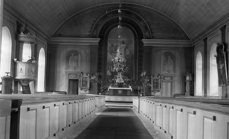 Tingsås kyrka, interiör mot altarrundeln.