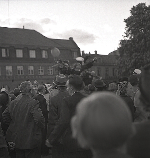 Studenterna, 1939. En student hissas på Stortorget i Växjö. I bakgrunden syns dåv.
Skånska banken m.m. (nuv. Adenmarks affär).
