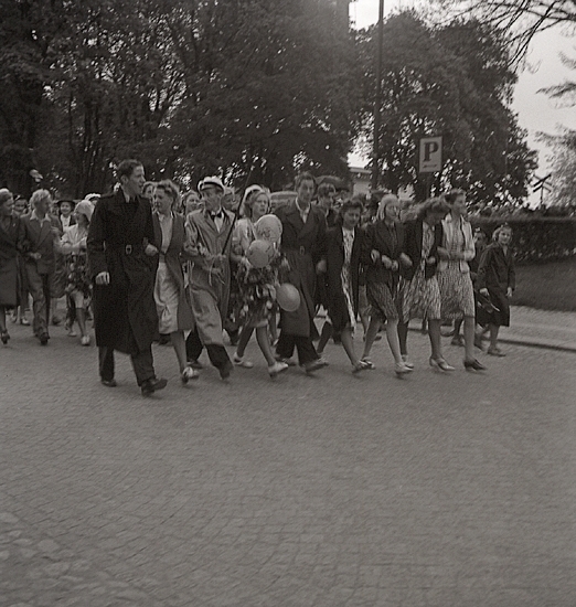 Studenterna 1940. 31/5 - 1/6. Studenter m.fl. på väg  längs med Norra Järnvägsgatan. Till höger skymtar en del av dåv. Järnvägsparken.
