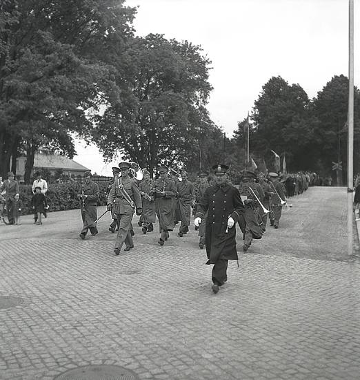 300-årsjubileet, 1943. 
Uppmarsch med Kronobergs regementes musikkår i täten längs Strandvägen, strax efter järnvägen. 

Växjö Gymnasiums 300-årsjubileum. (AB).
