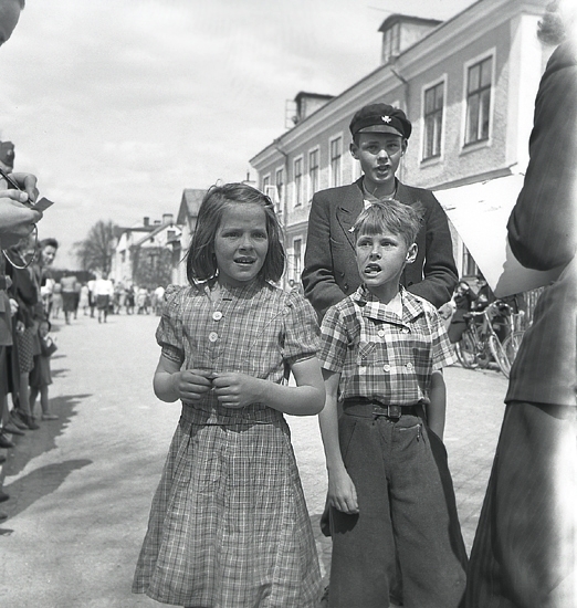 Riksmarschen, 10/5 1942.
Närbild på några barn på en gata.