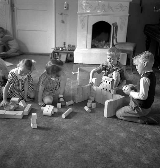 A-K Bergstrands kindergarten, 1942. 
Några flickor och pojkar leker med diverse klossar inomhus.