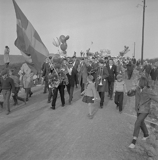 Studenterna, första d. 1960. 
Studenterna tågar iväg nerför Fagrabäcksvägen mot Linnéparken och 
talet vid Esaias Tegnérs staty.