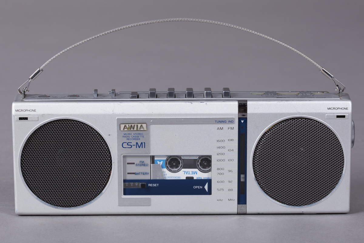 Kassettspiller og -opptaker for mikrokassett. Radio med FM/AM.