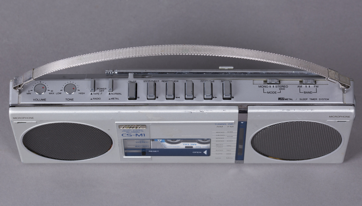 Kassettspiller og -opptaker for mikrokassett. Radio med FM/AM.