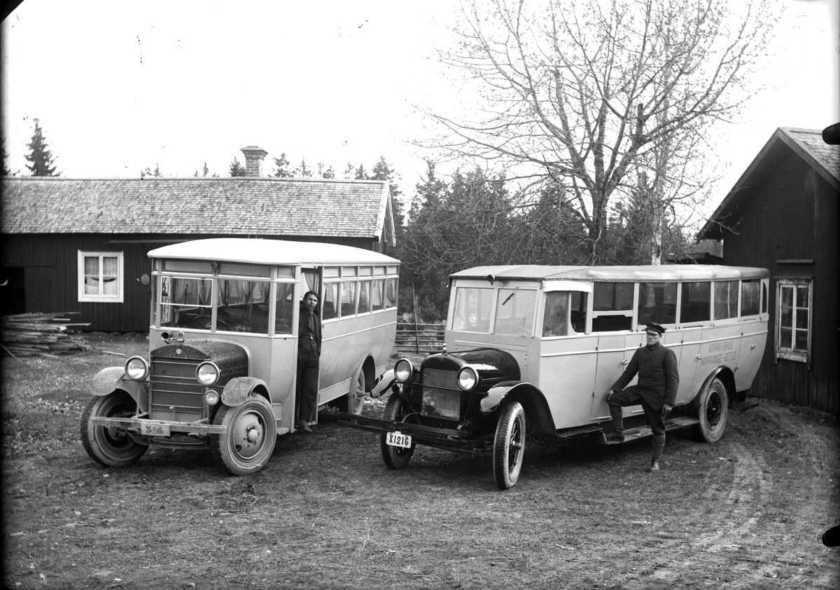 Två REO bussar från mitten-slutet av 1920 talet, med chaufför.