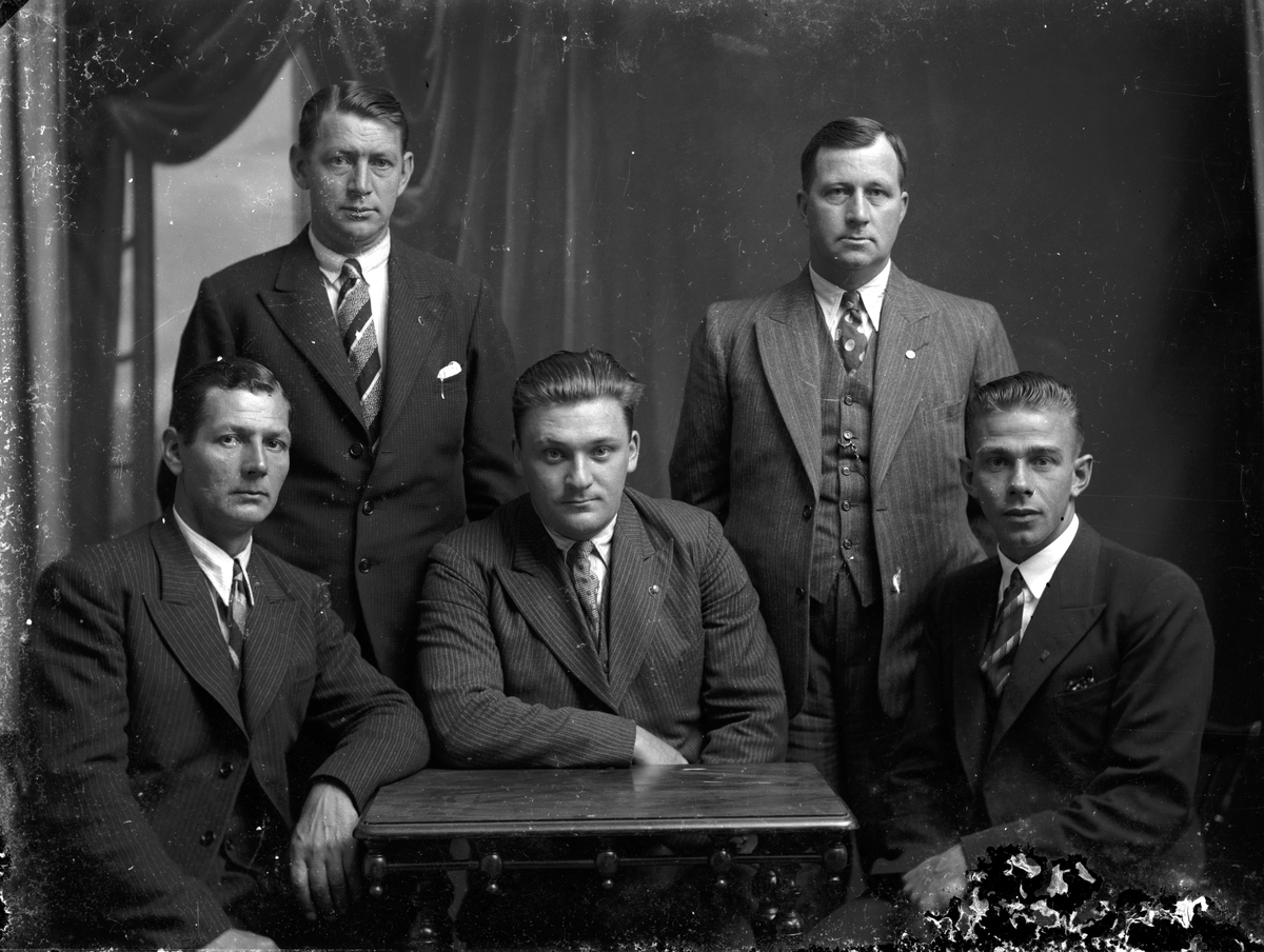Fem okända män i kostym. Foto 1930-talet.