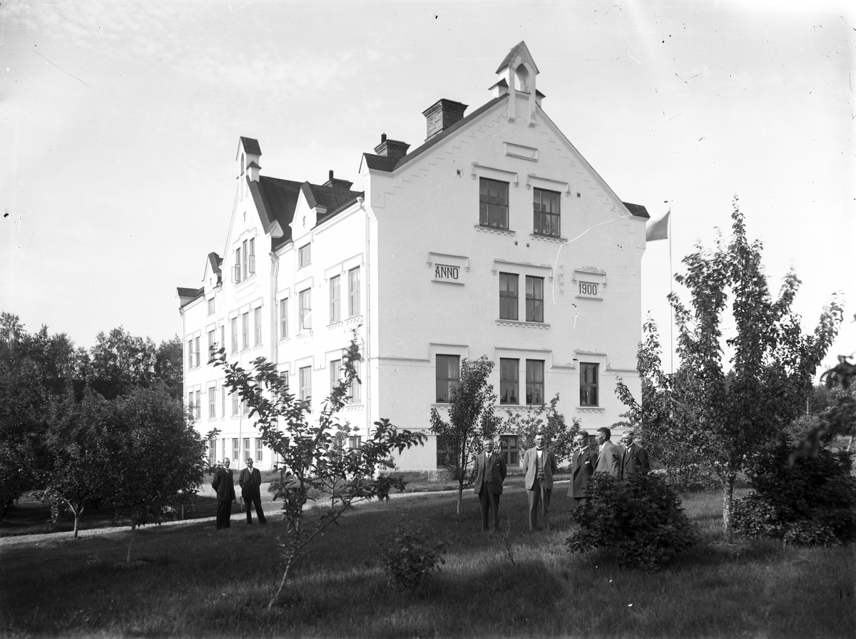 Kommunhemmet. På fotot syns i trädgården bland männen till höger: Jäderström och Lindblom i Åbyn.